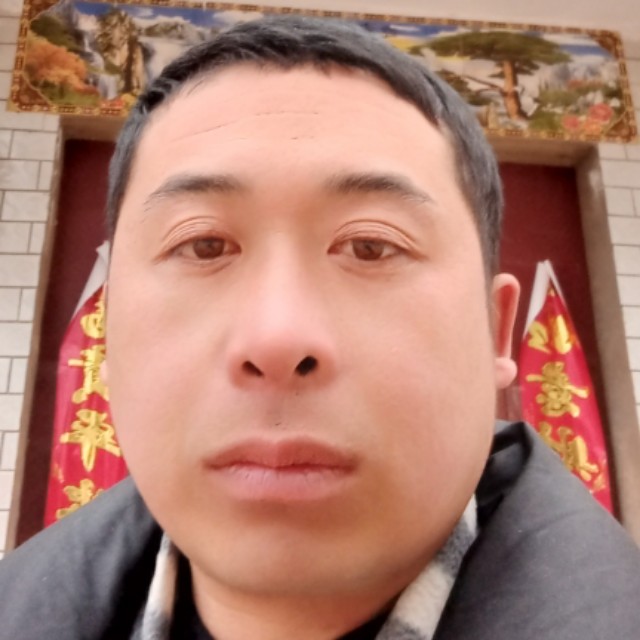 孤独天空中的云朵的照片