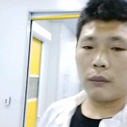 微笑演变香烟的照片