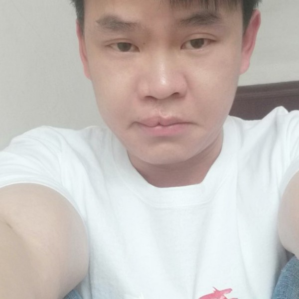 一个人漫步大炮的照片