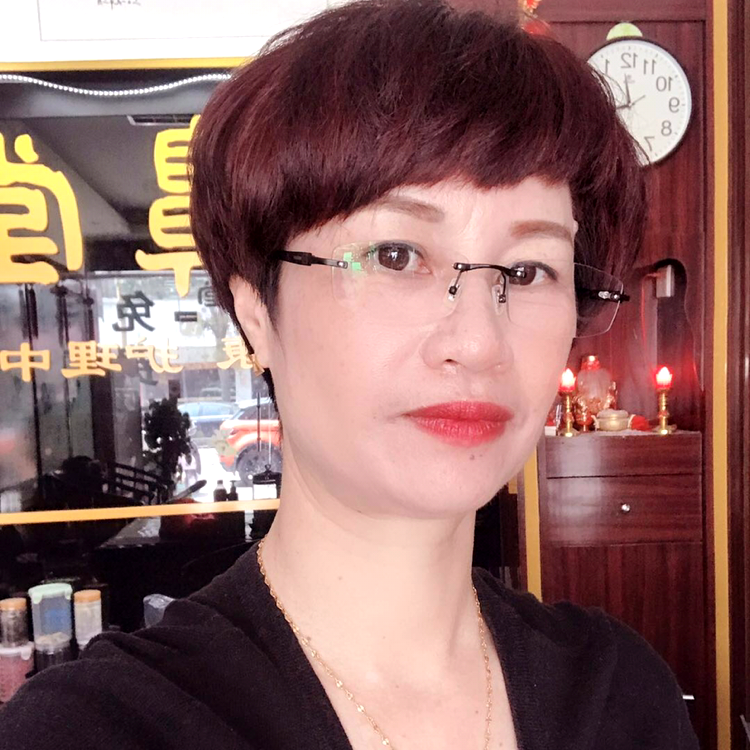 敏感等待路人的照片