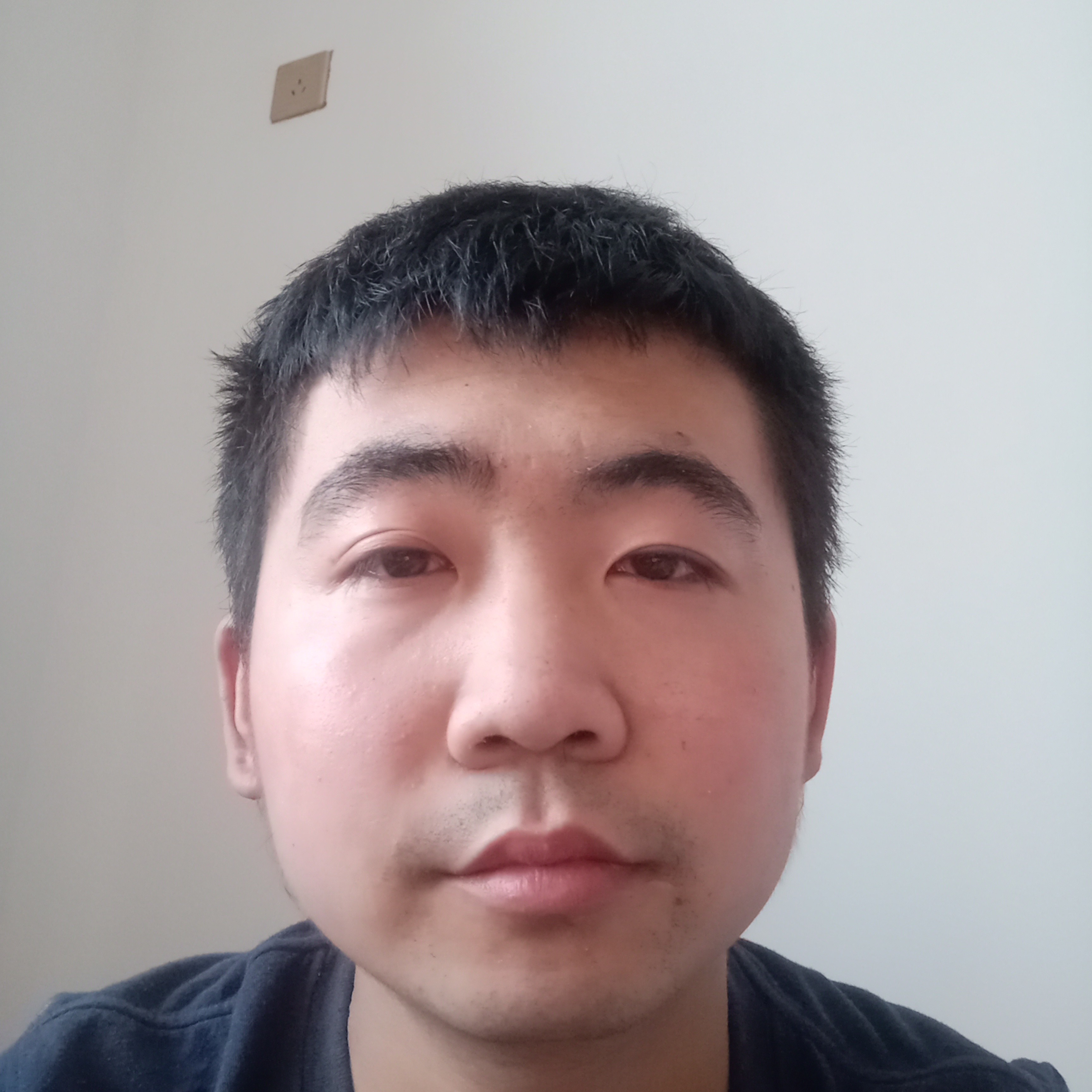 忐忑等待剪影的照片