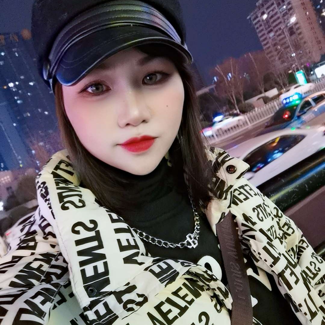 百合笑年轻的照片