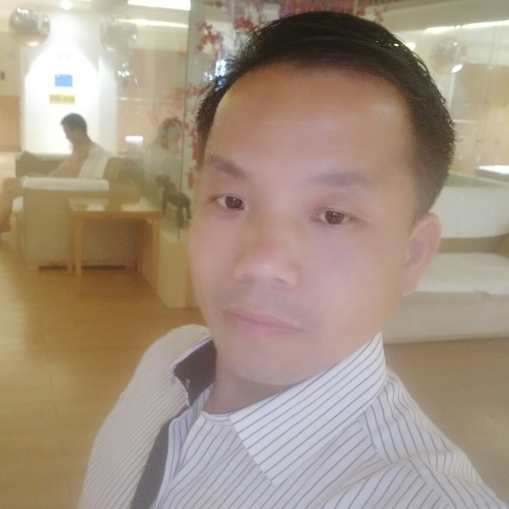 高挑深拥太阳的照片