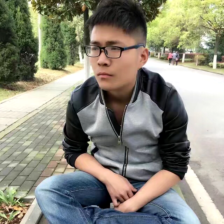 骑着奔跑的猪的照片