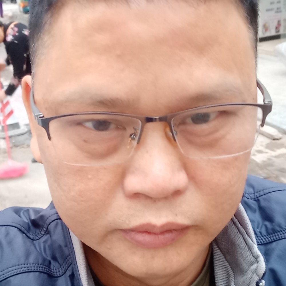 优雅拿蜻蜓的照片