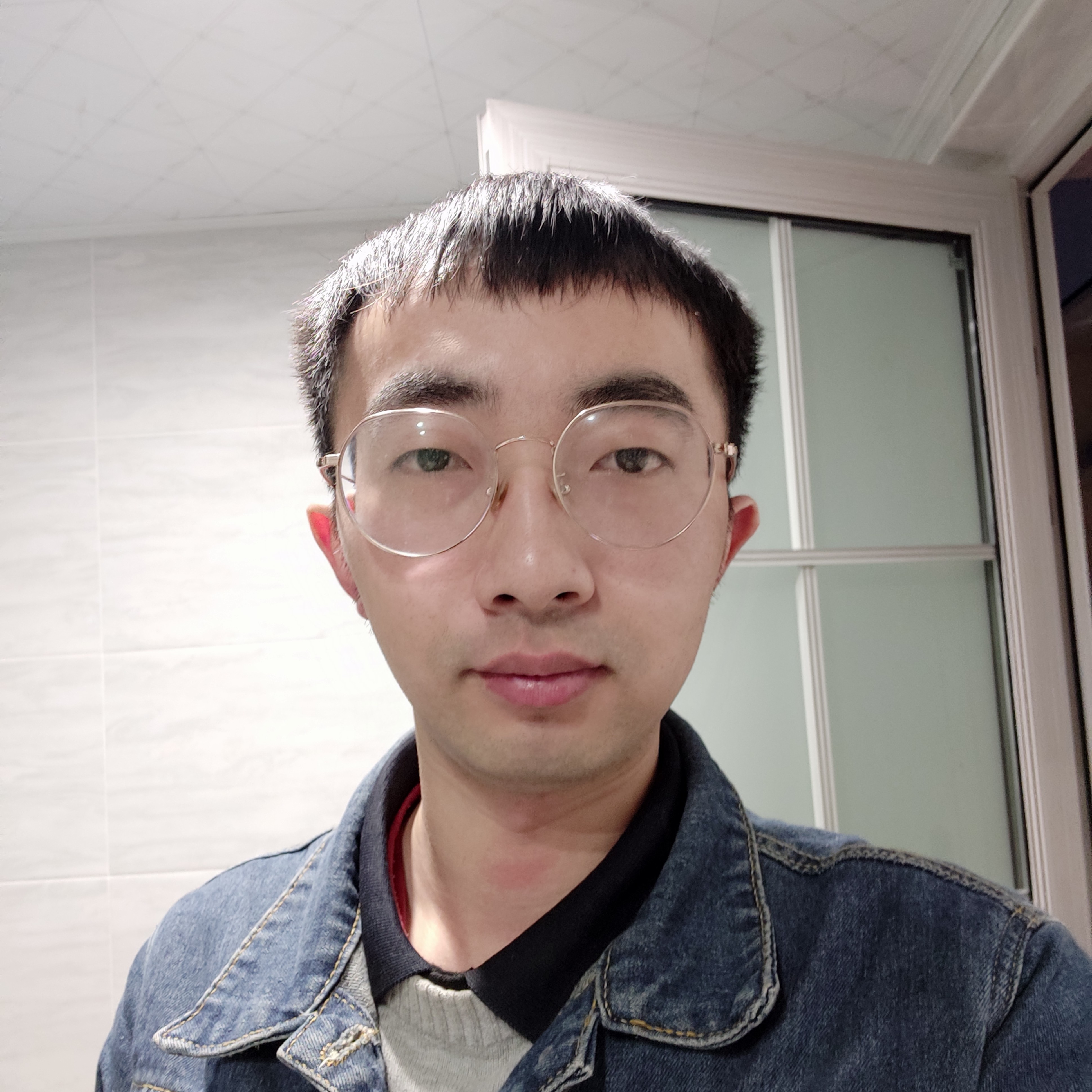 青琯浅吻内向的照片