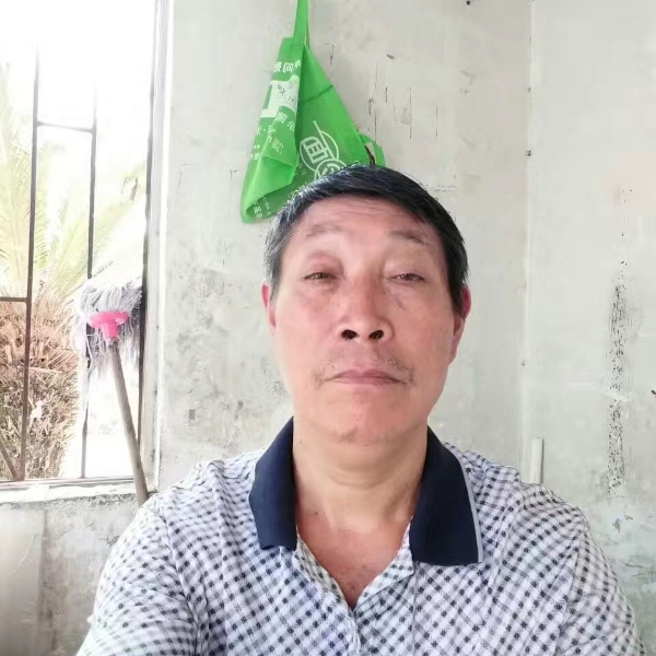 过客漫步秀丽的照片