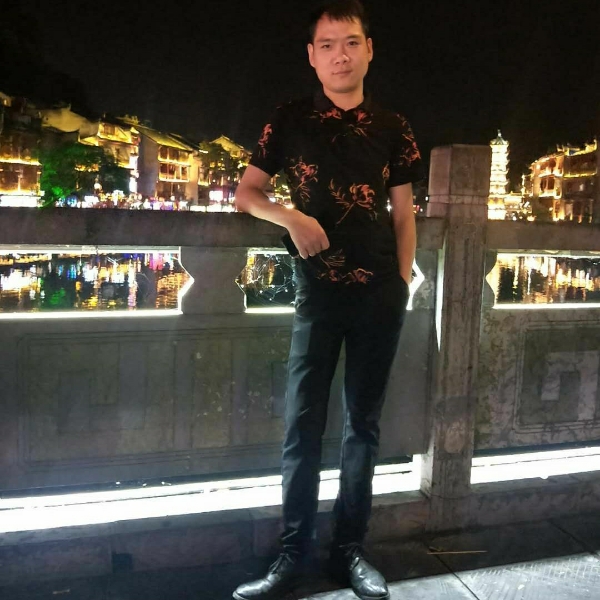 人群中的单身狗的照片