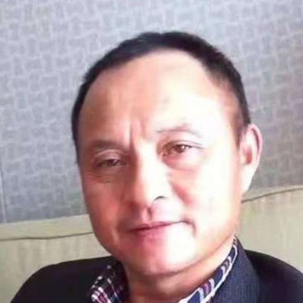 耍酷踢大门的照片