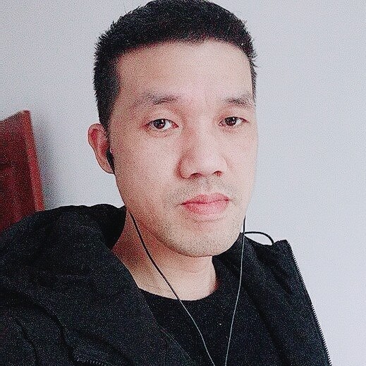 翩飞雨中漫步的照片
