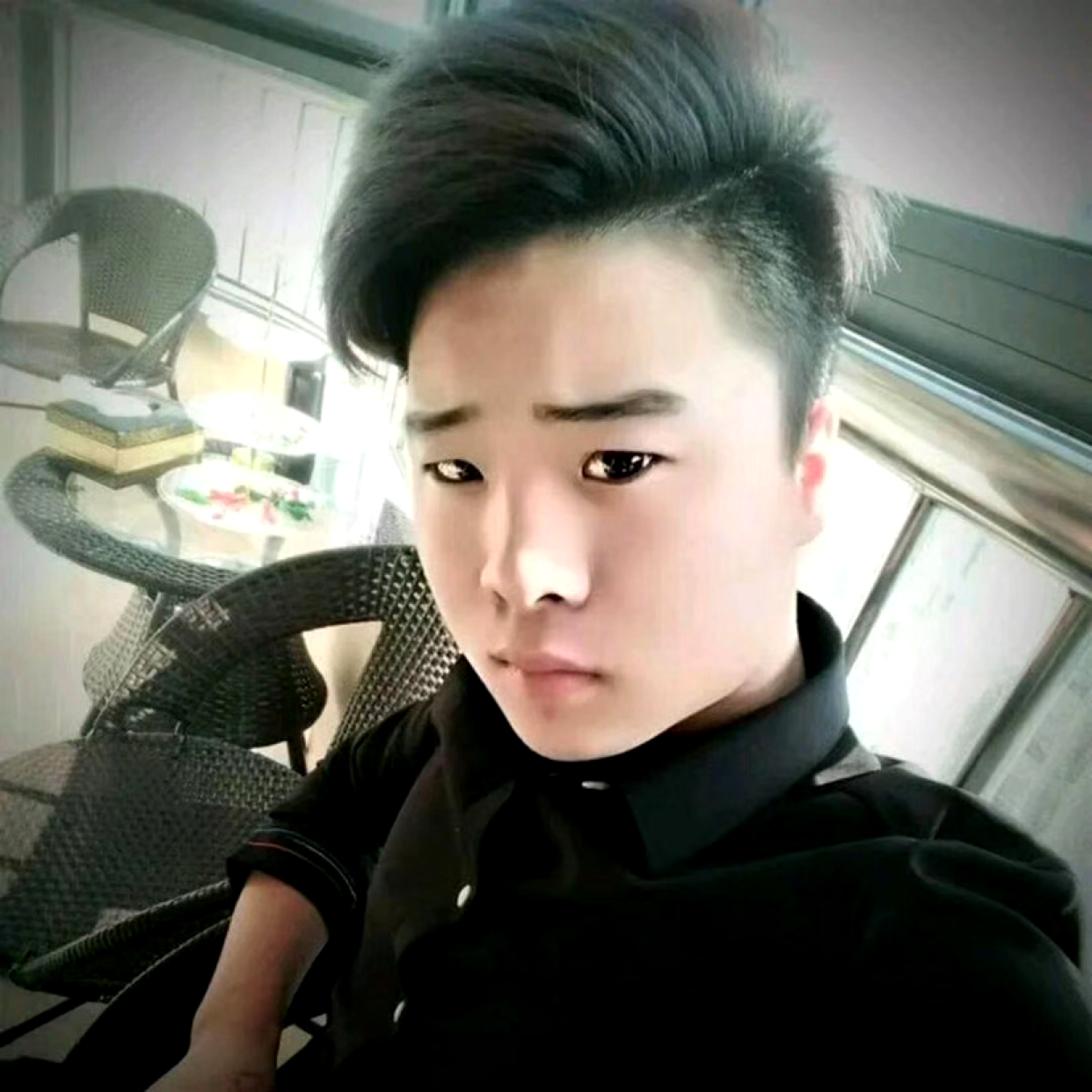 称心深拥小兔子的照片