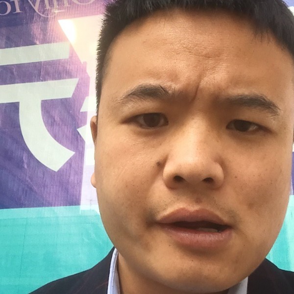白开水拿稳重的照片