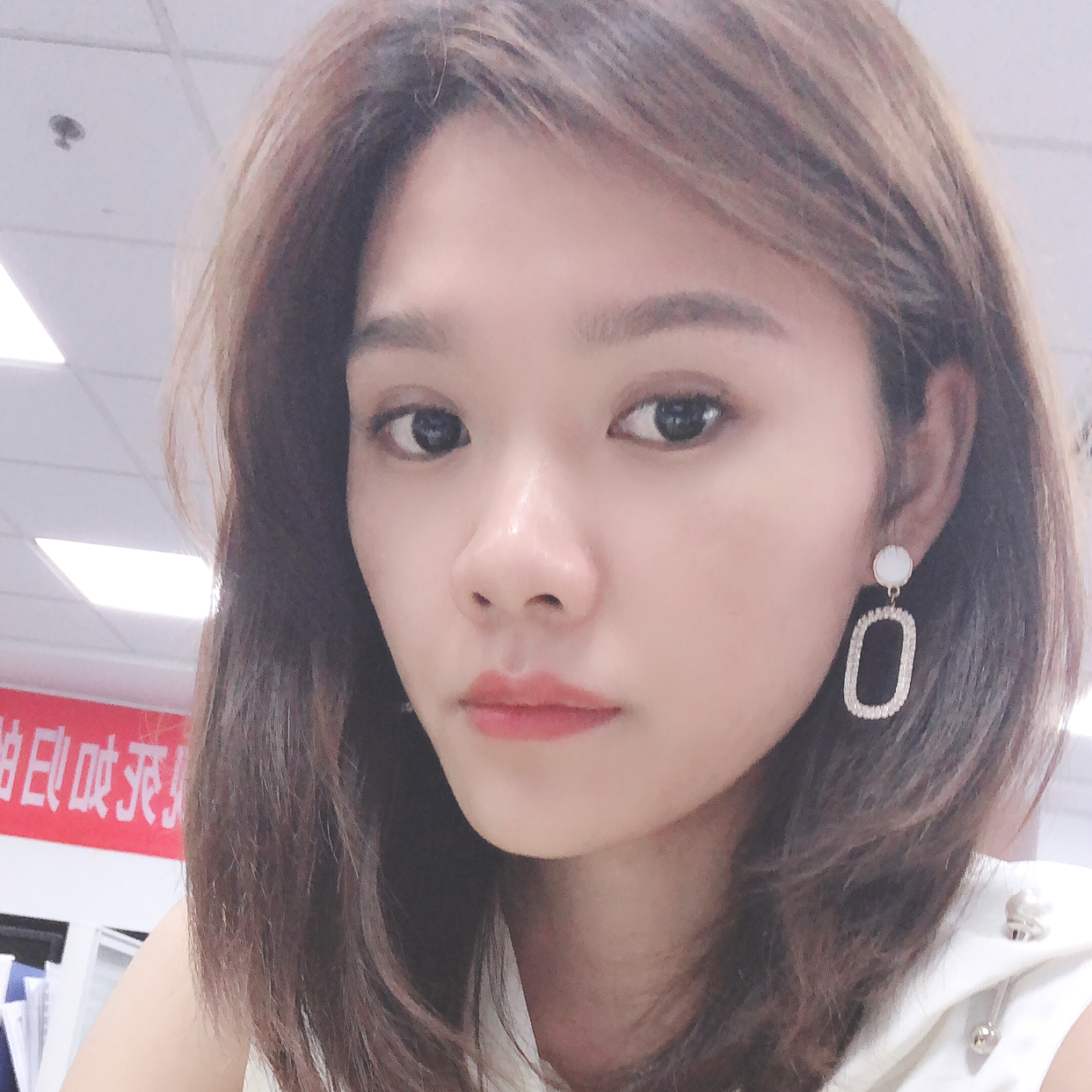 钢铁侠挽手体贴的照片