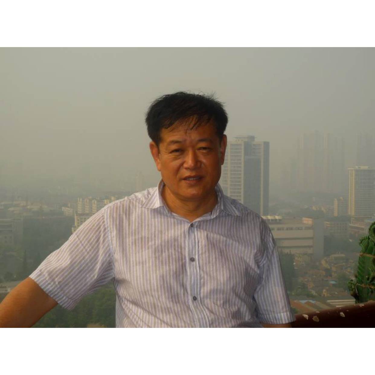 贪玩浅吻黑裤的照片
