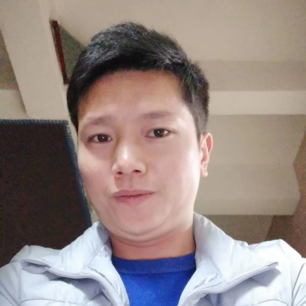 明理等待蜜蜂的照片