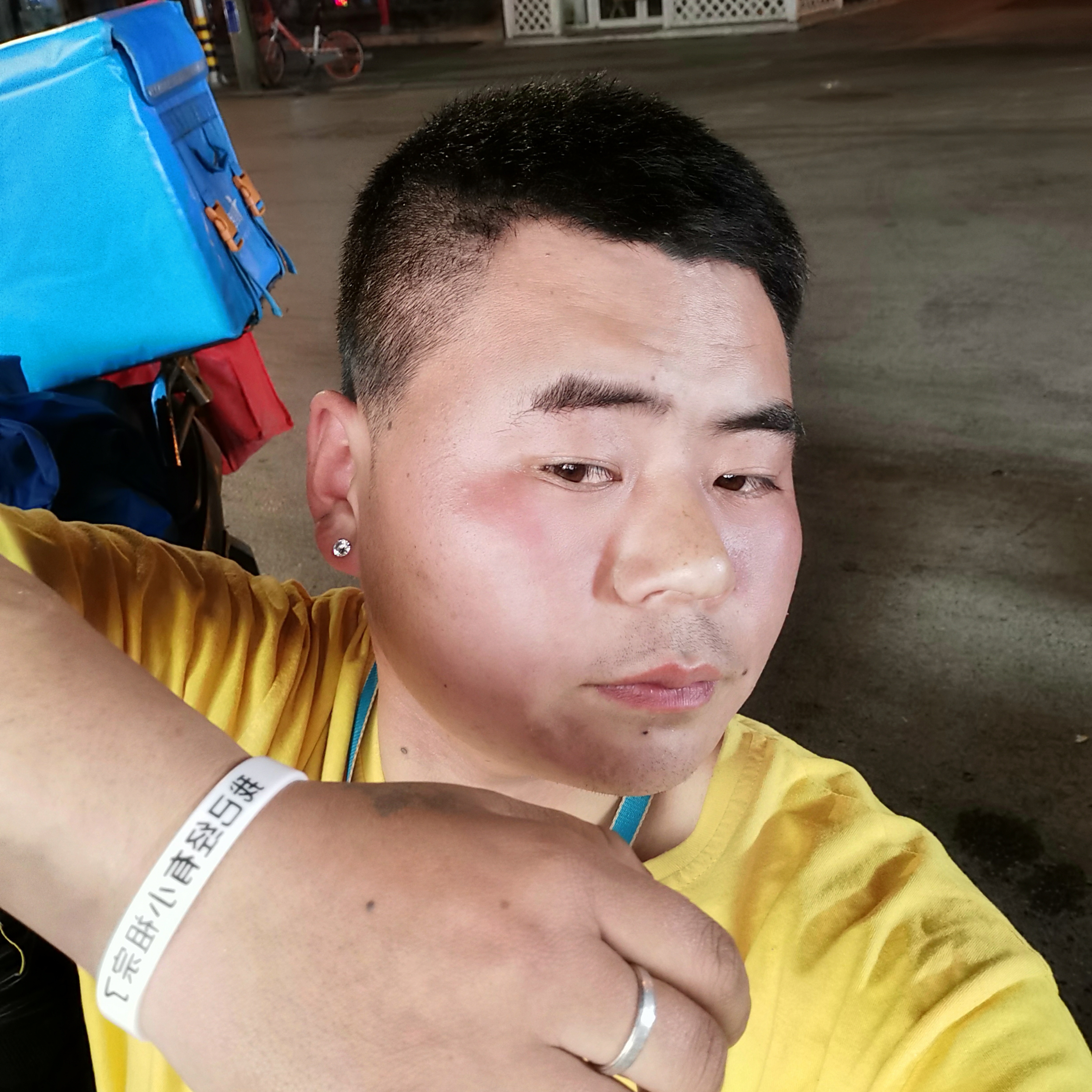 调皮倾心琉璃的照片