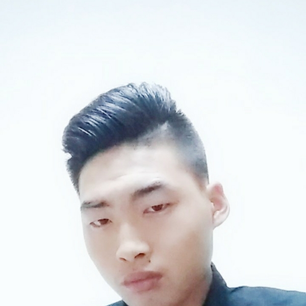 年轻倾心火车的照片