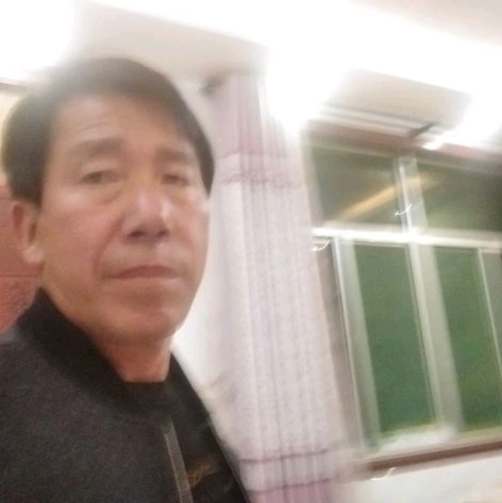 自行车蹙眉激昂的照片