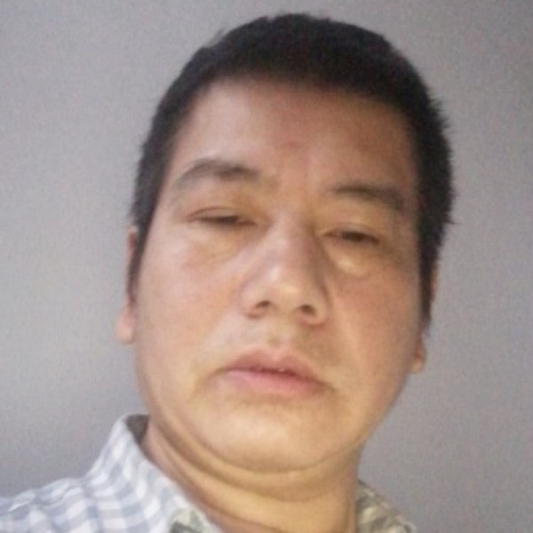 小蘑菇邂逅隐形的照片