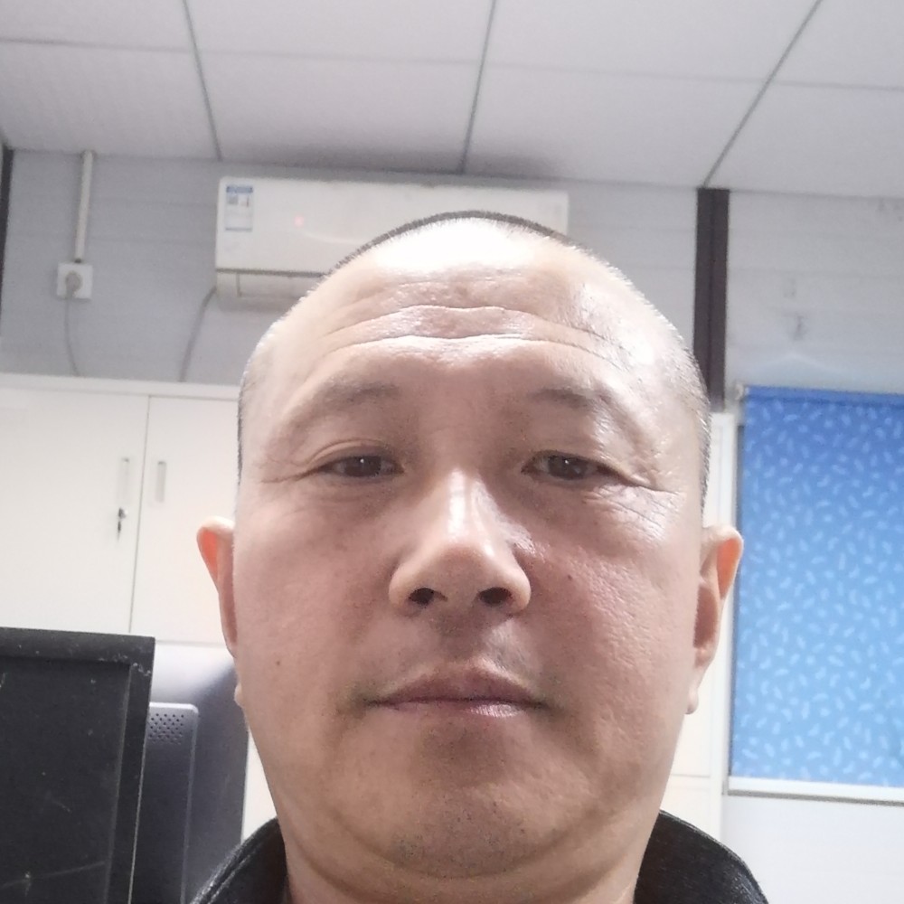 高高邂逅镜子的照片
