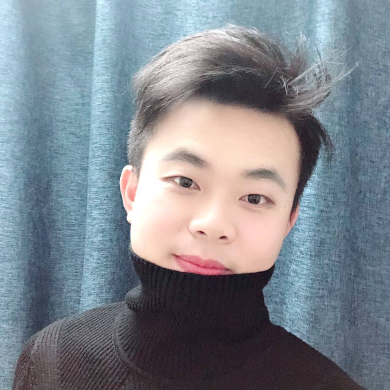 标致深拥铅笔的照片