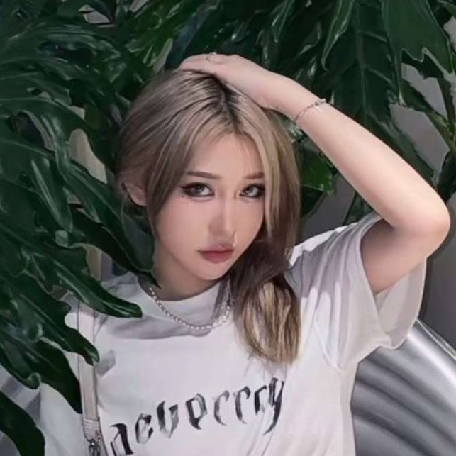 爱喝牛奶的女孩的照片