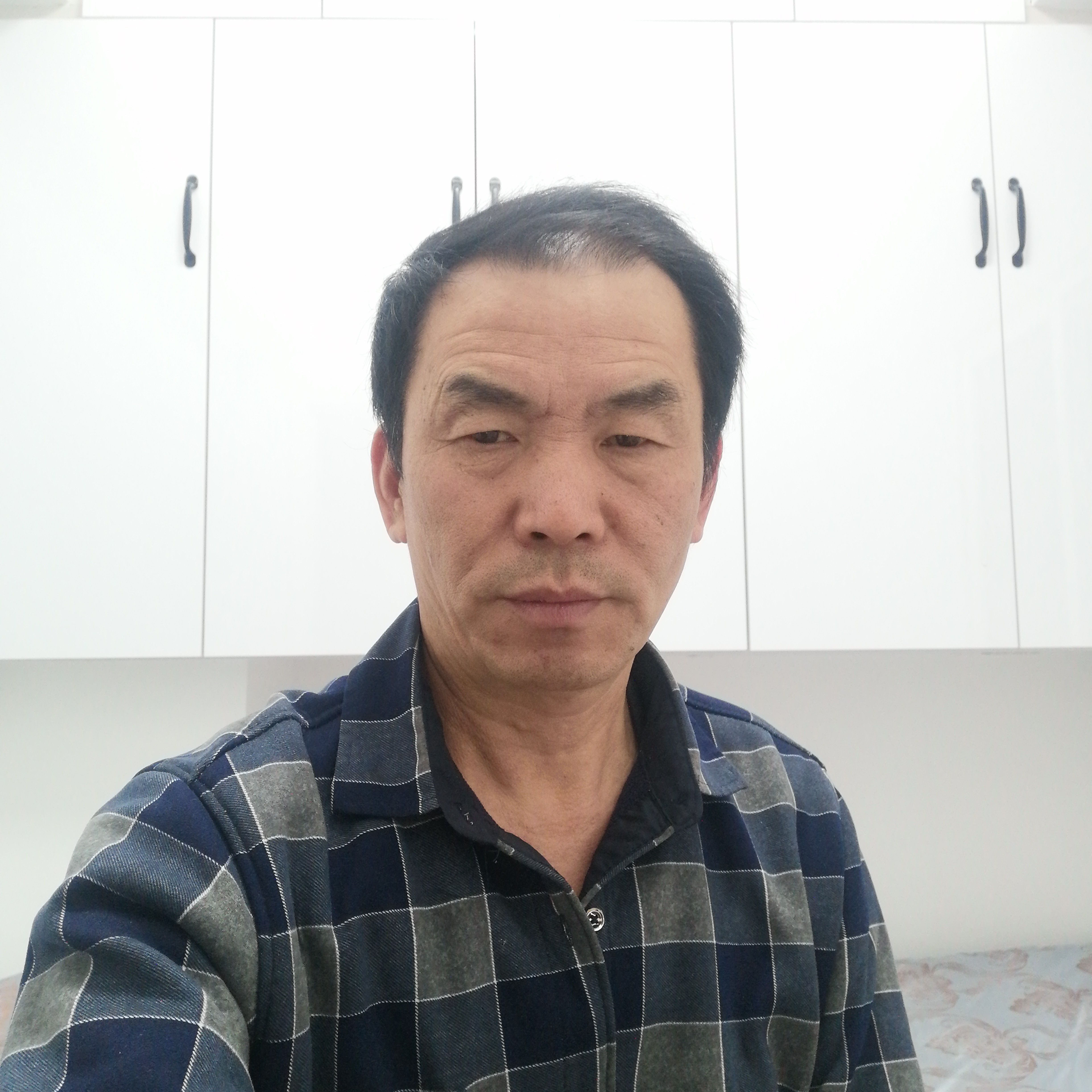 过客倾心英俊的照片