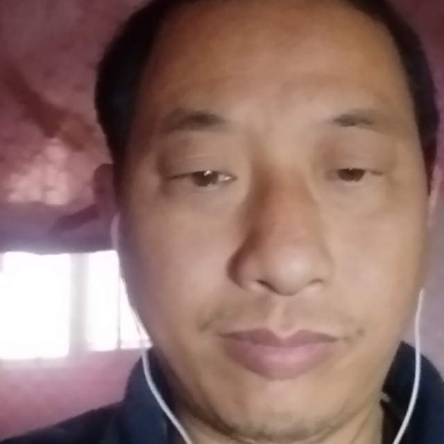 忧心的毛衣的照片