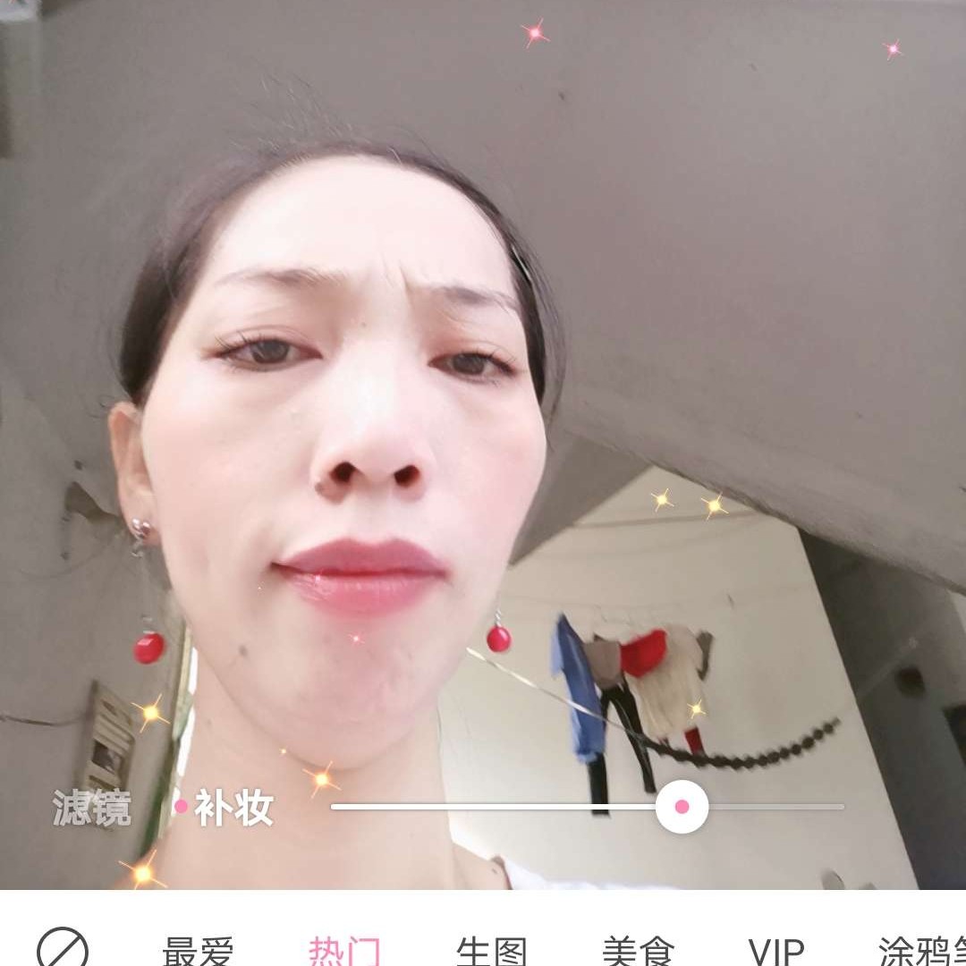 畅快挽手红酒的照片