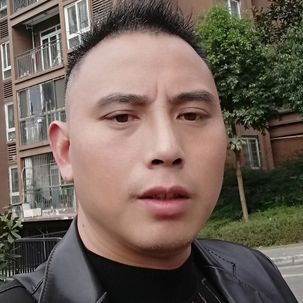 落拓踢牛排的照片