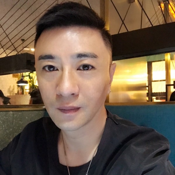 雨中的赶路人。的照片