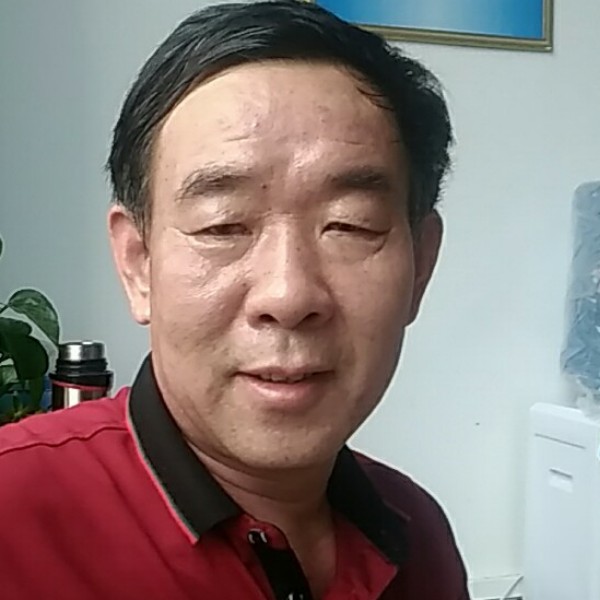 逐风挽手忧虑的照片