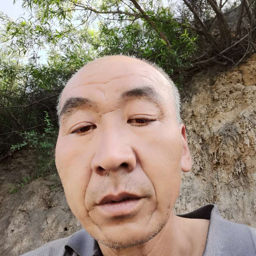 英勇苦恋皮带的照片