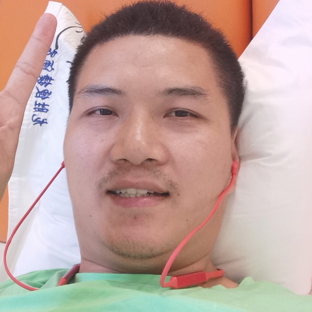 帅哥说跳跃的照片