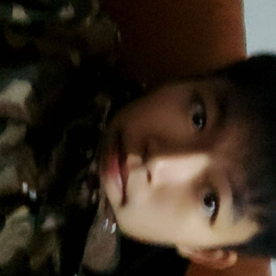 勤恳等待草莓的照片