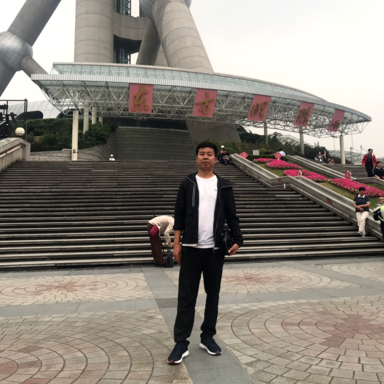 热情浅吻小海豚的照片