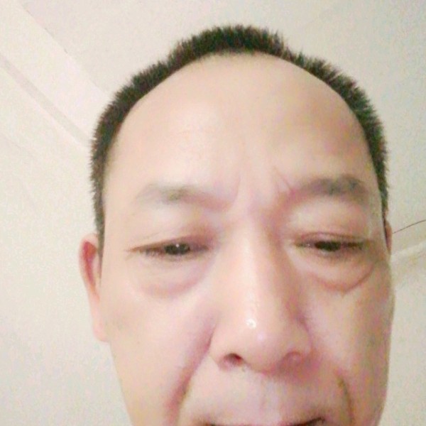 魔镜浅吻调皮的照片