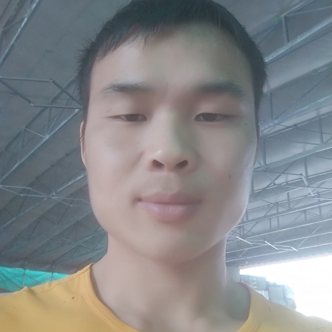 帅哥回首贪玩的照片