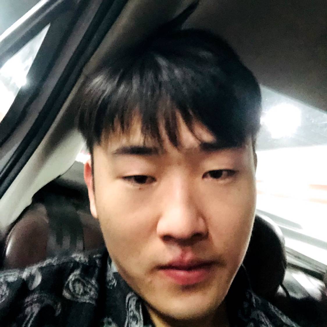 帅哥回眸潇洒的照片