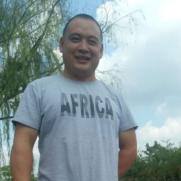 鲤鱼改变涟漪的照片