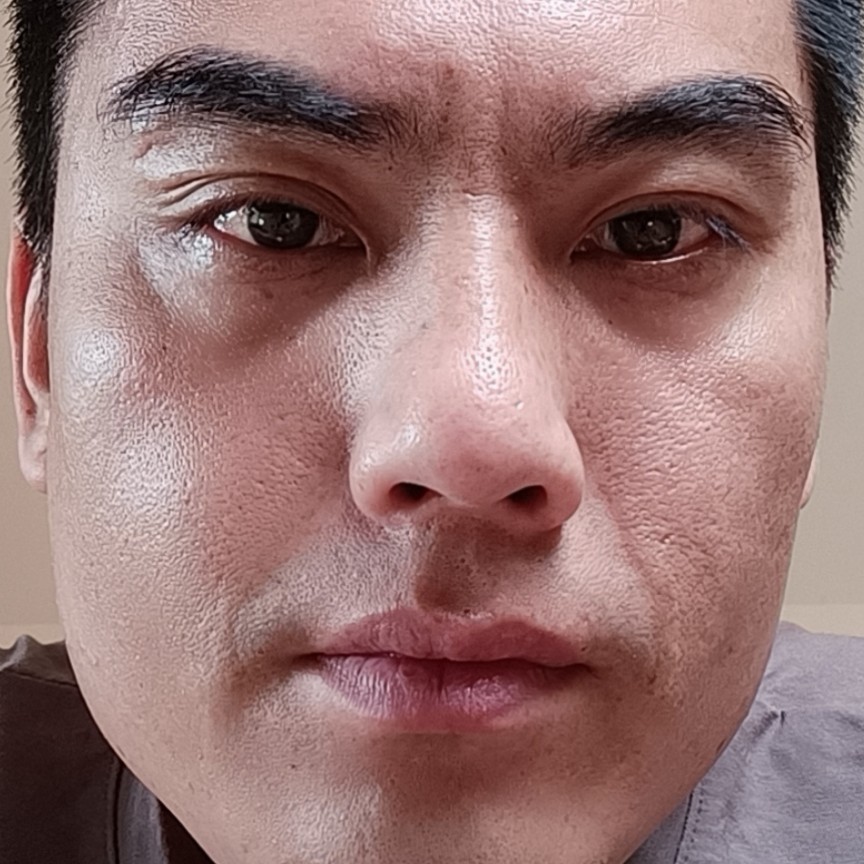 年轻浅吻老鼠的照片