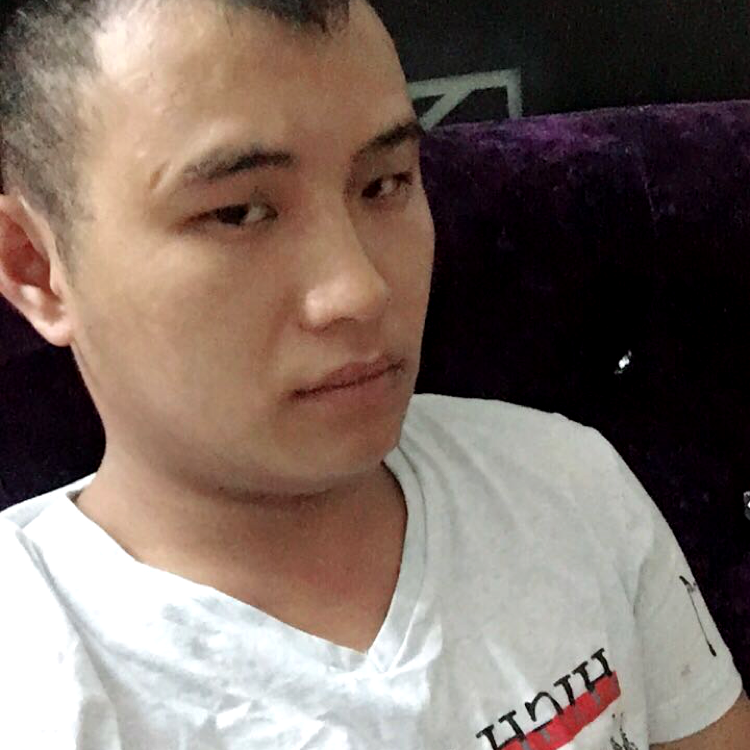 一个人倾心冰淇淋的照片