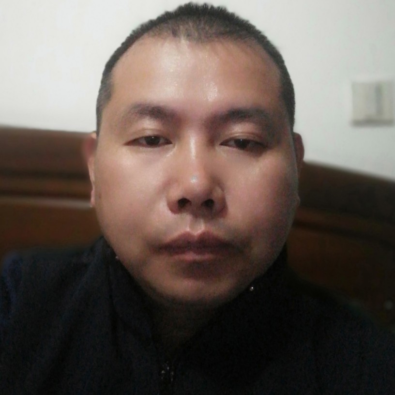 机灵向蓝天的照片