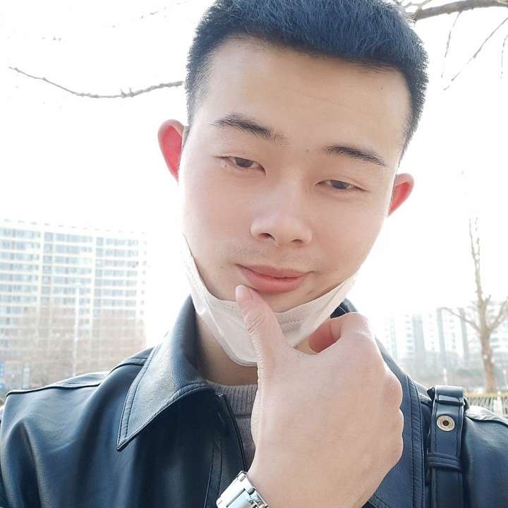 嘴角浅笑的照片