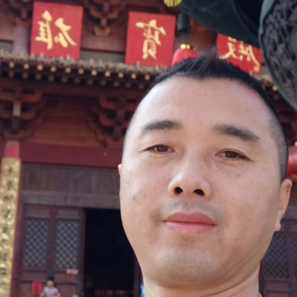 母鸡迎炙热的照片