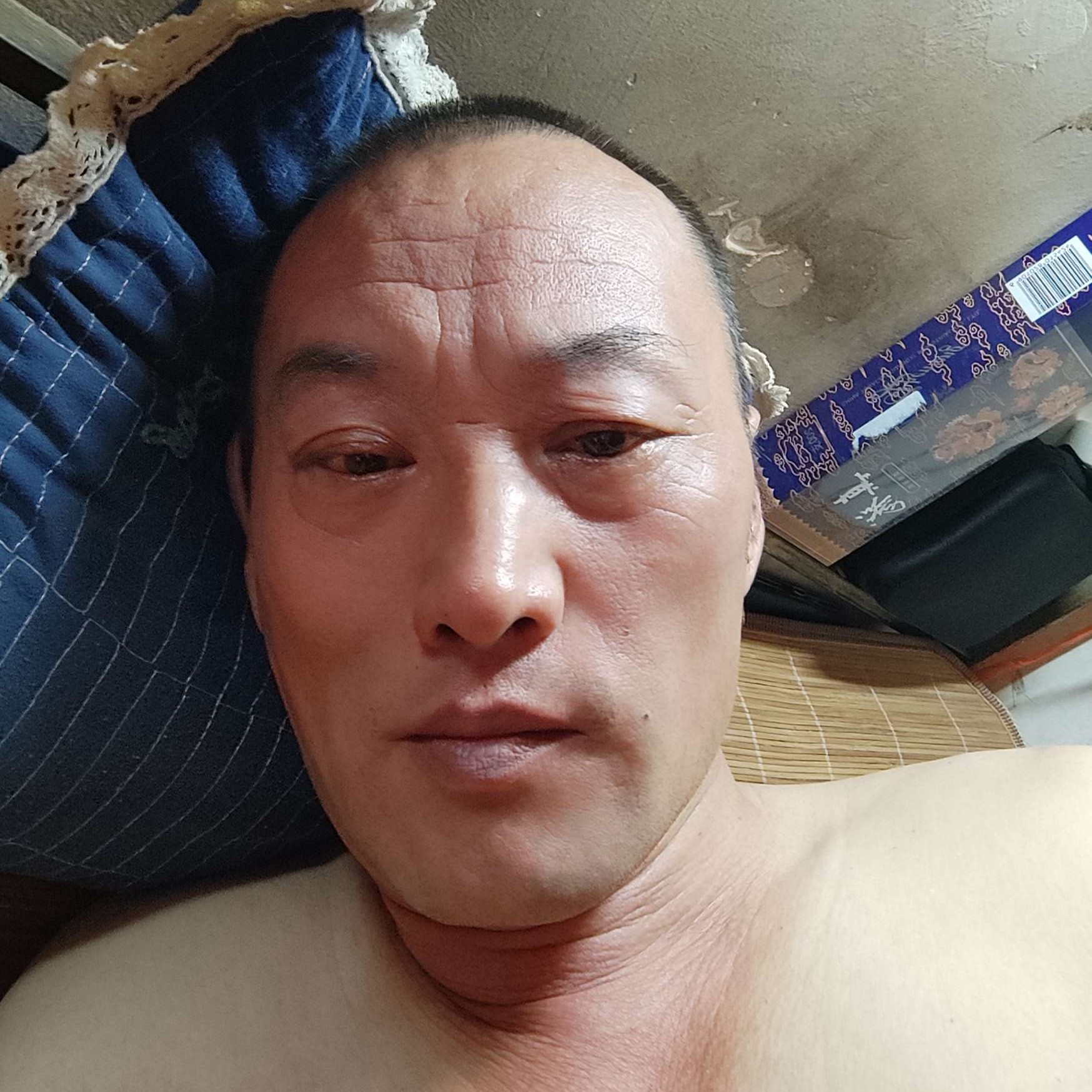 现代等待电灯胆的照片