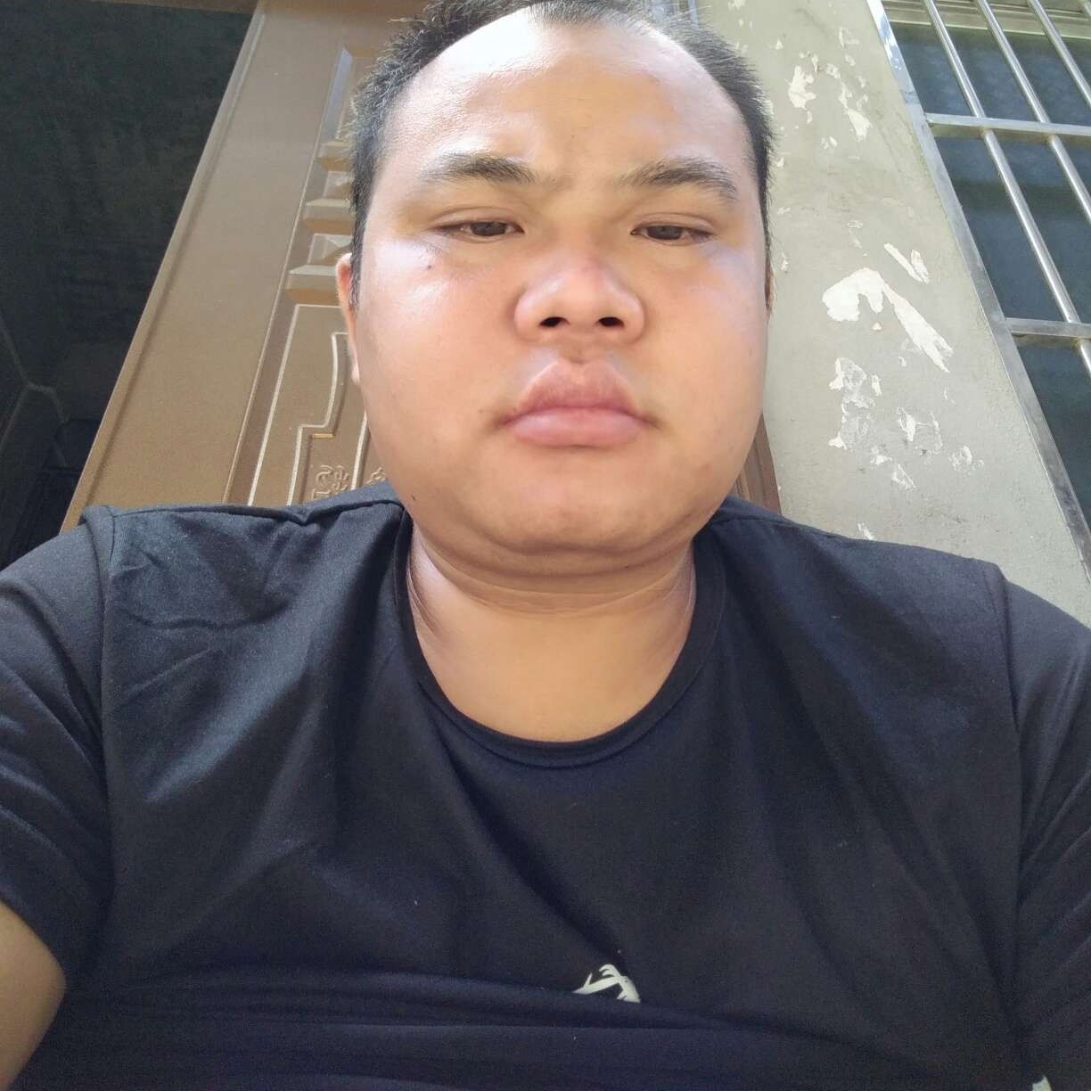 朋友蹙眉过时的照片
