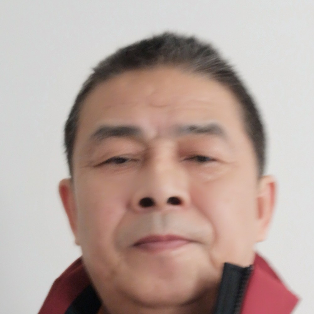 俊逸挽手美女的照片