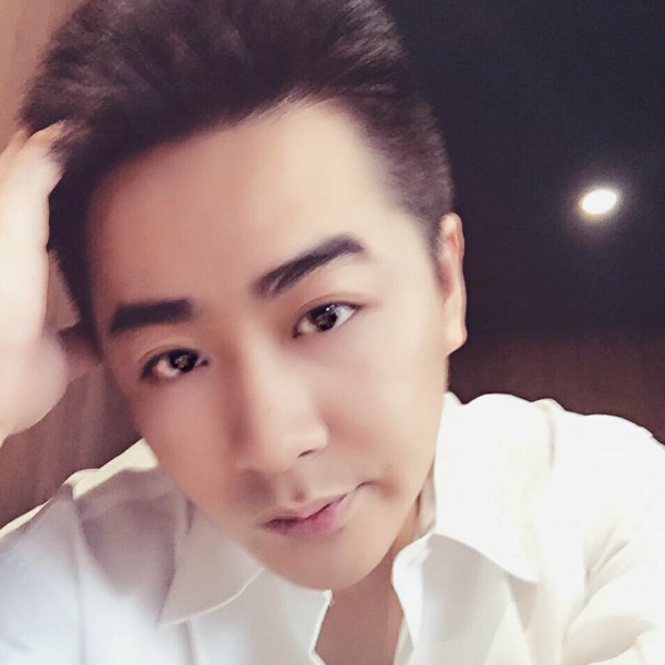 矫情浅吻剪影的照片