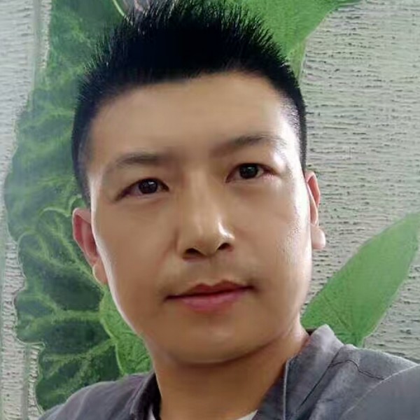 阳光下男人的照片